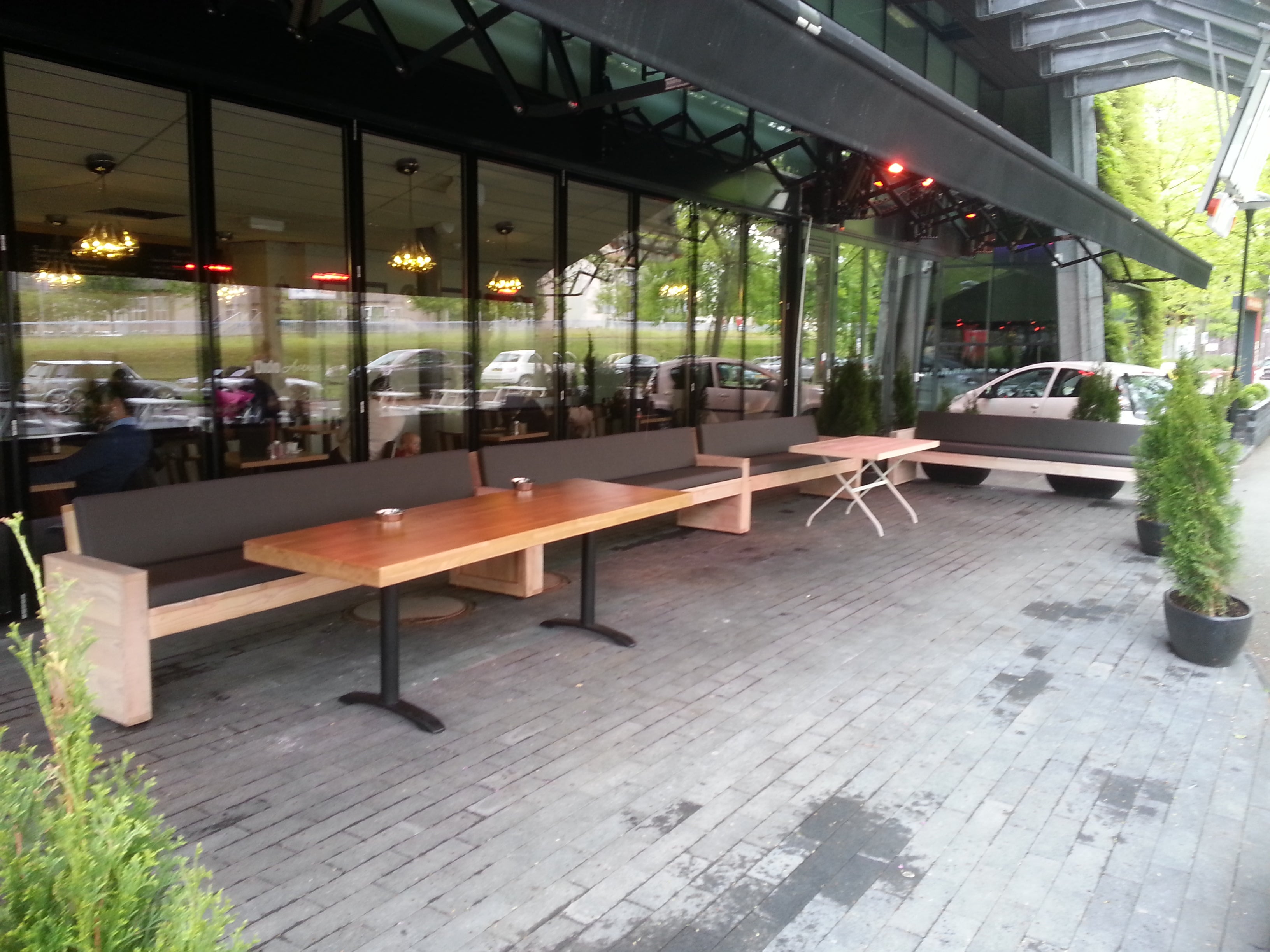 Strakke kussens op zitbank op terras