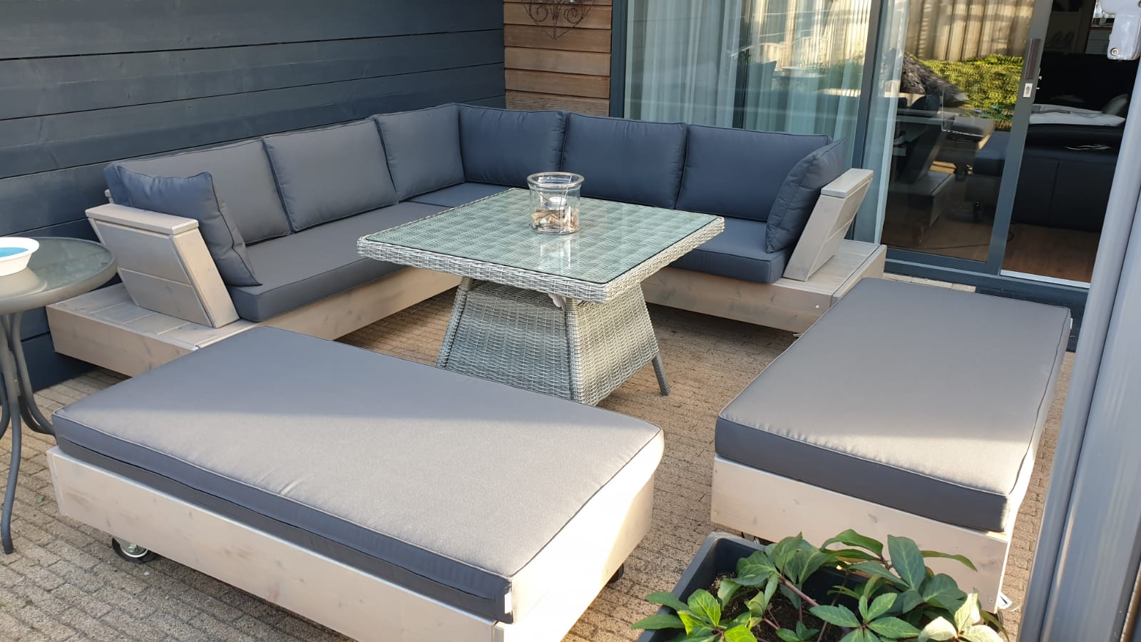 Grijze strakke kussens met plof rugkussens