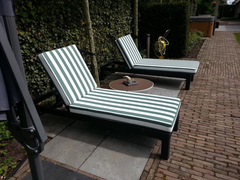 groen witte ligbedkussens met streep