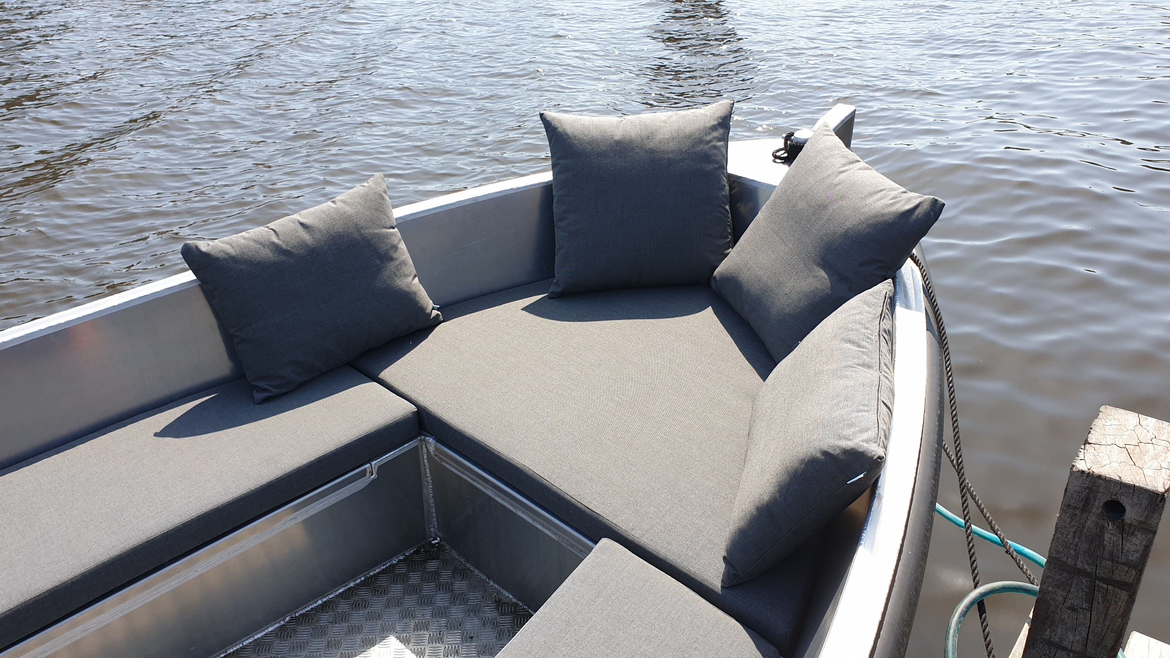 grijze bootkussens in punt van een sloep