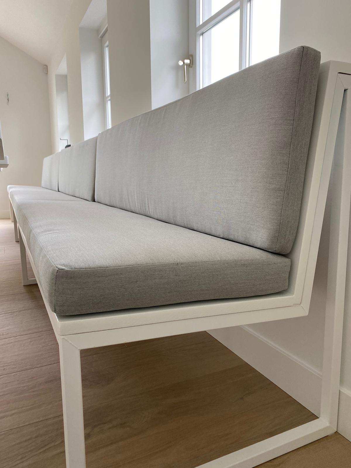 grijs strak kussen op eetkamerbank 