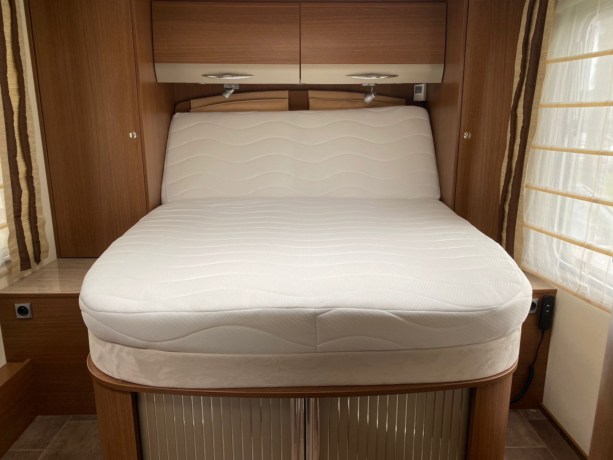Witte matras met ronde hoeken in camper