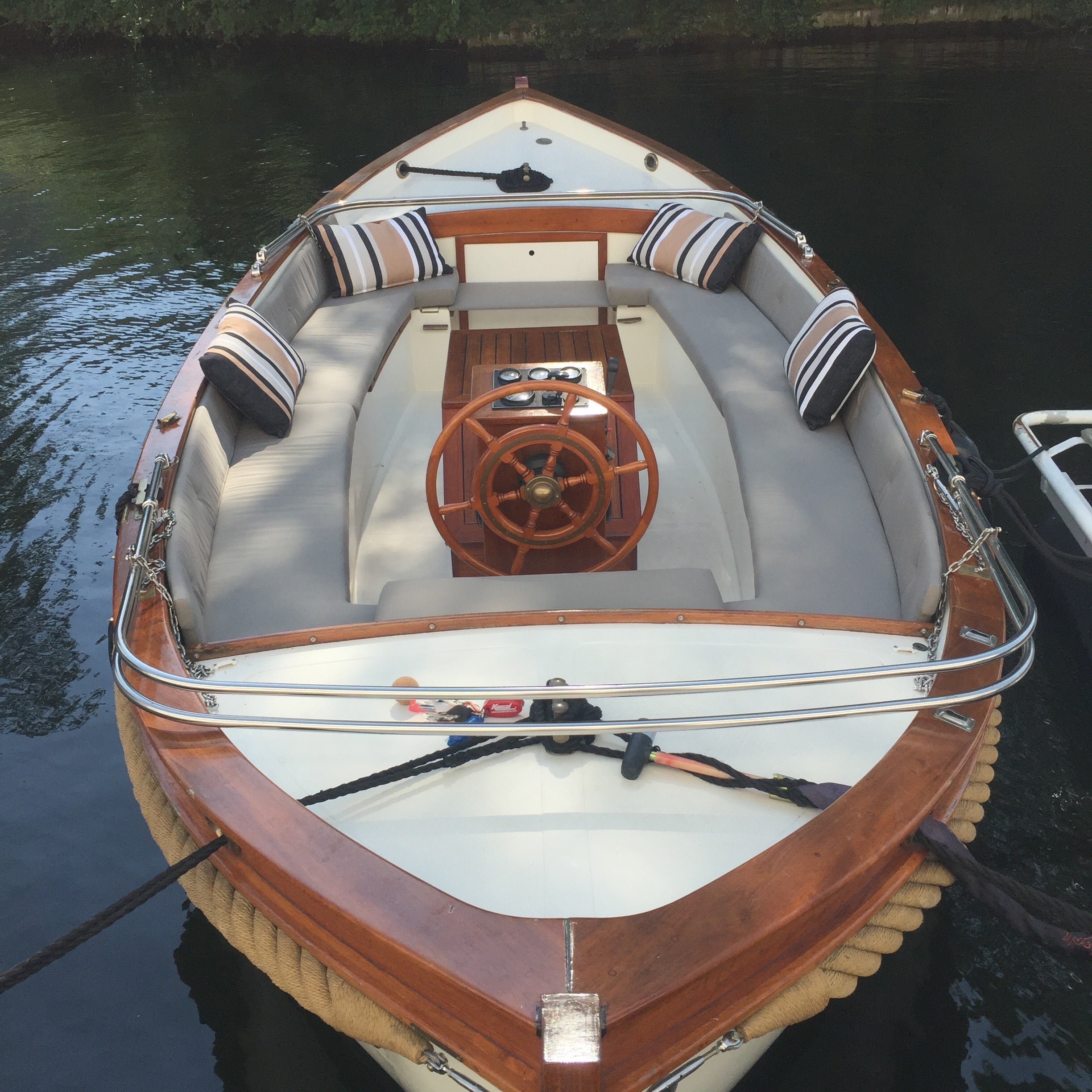 grijze bootkussens met bruine zwart gestreepte sierkussens