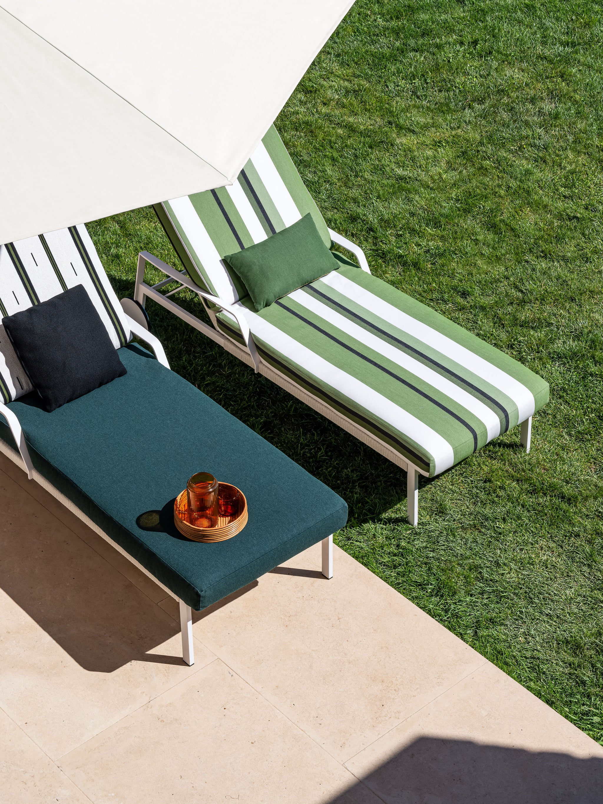 gestreepte groen en zwarte ligbed kussens