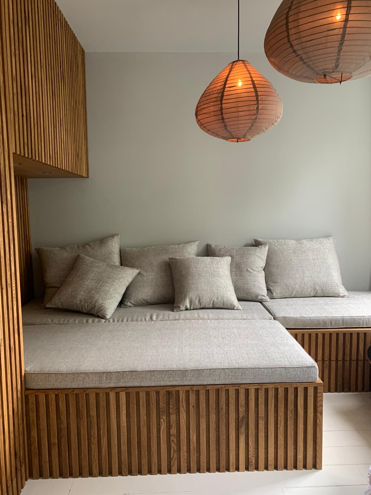 lounge bed met lichte kussens op maat