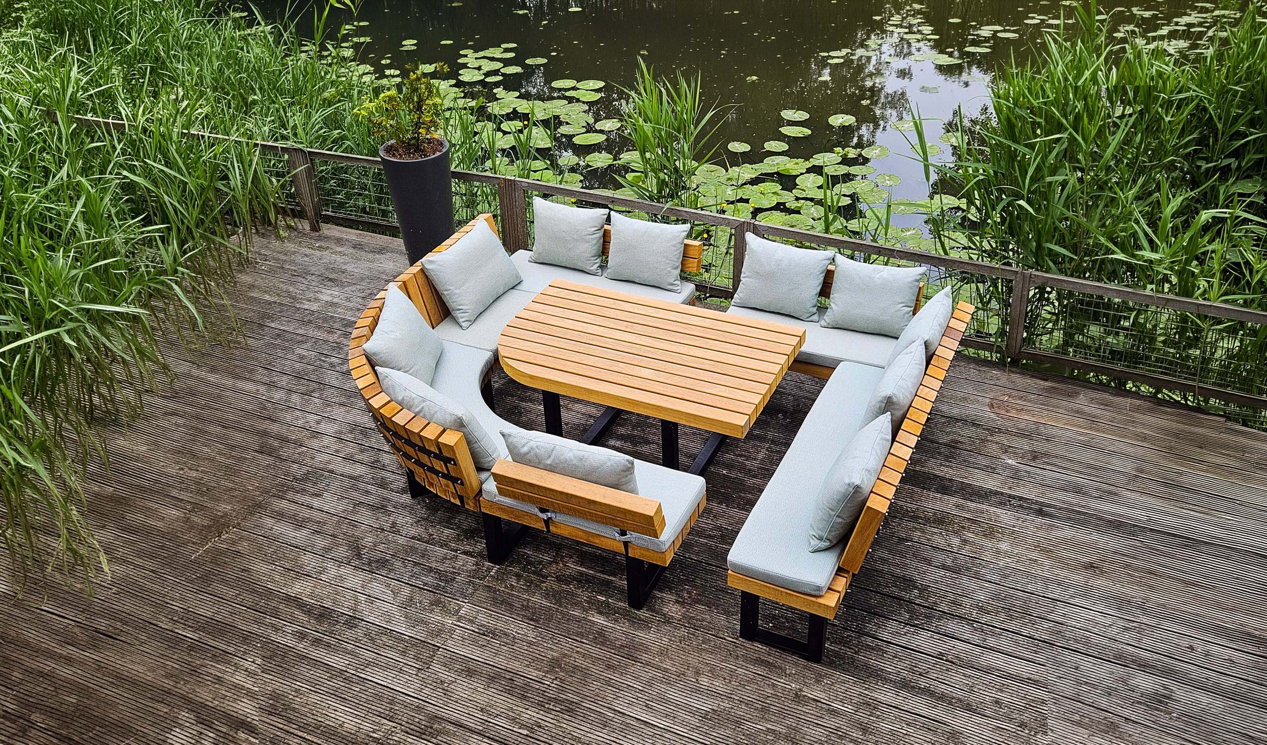 strakke zitkussens en plof rugkussens lichtblauw