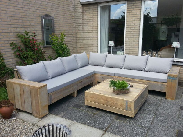 light blauwe kussens op houten tuinbank