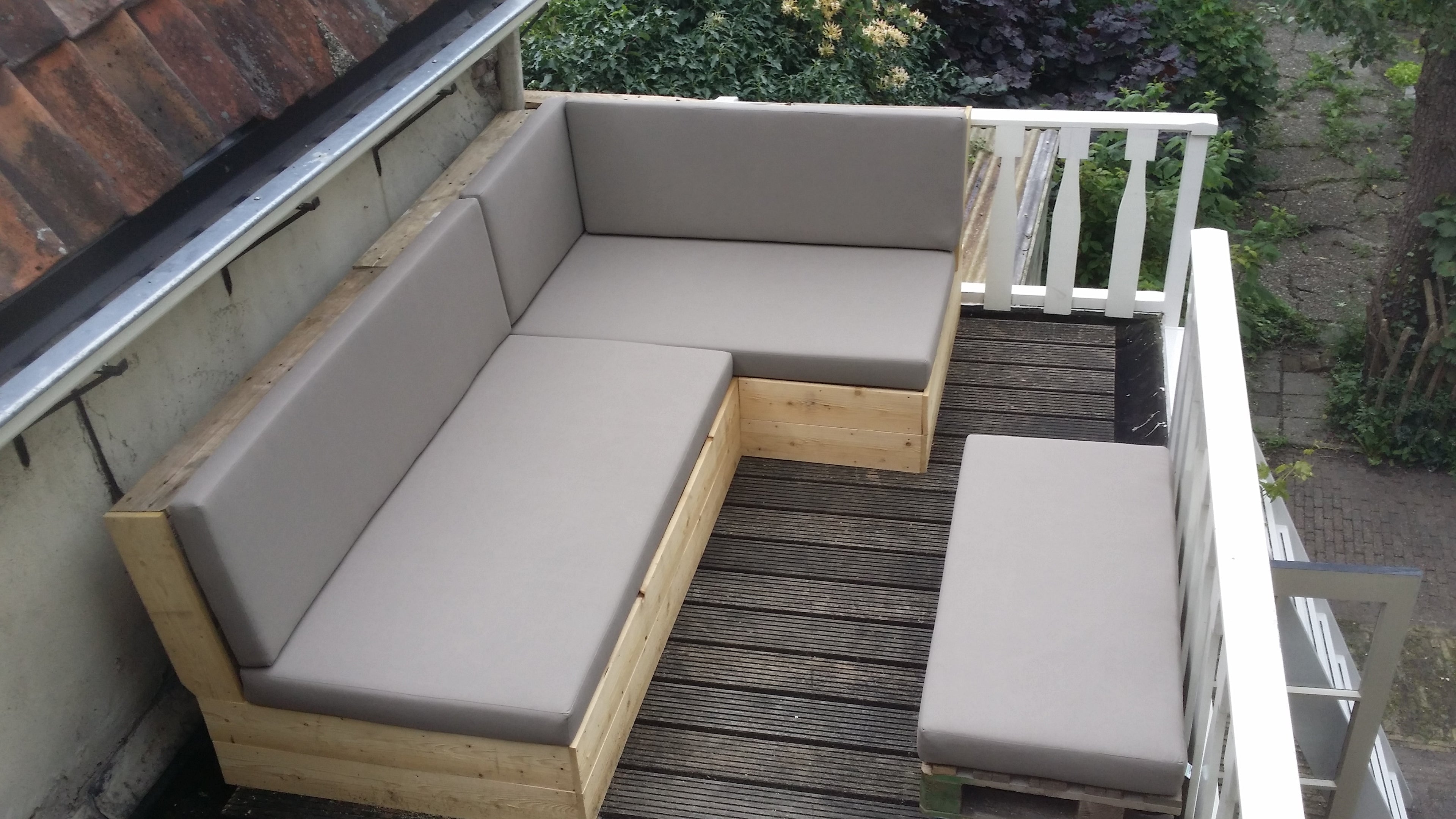 licht grijze strakke rug en zitkussens op maat