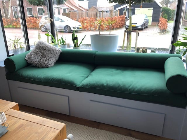 groene-kussens-op-maat-op-erkerbank