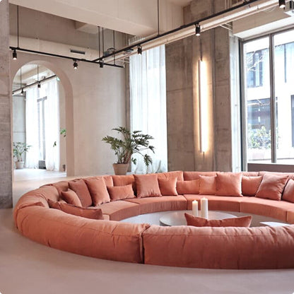 roze kussens in een ronde zithoek in een ontvangstruimte