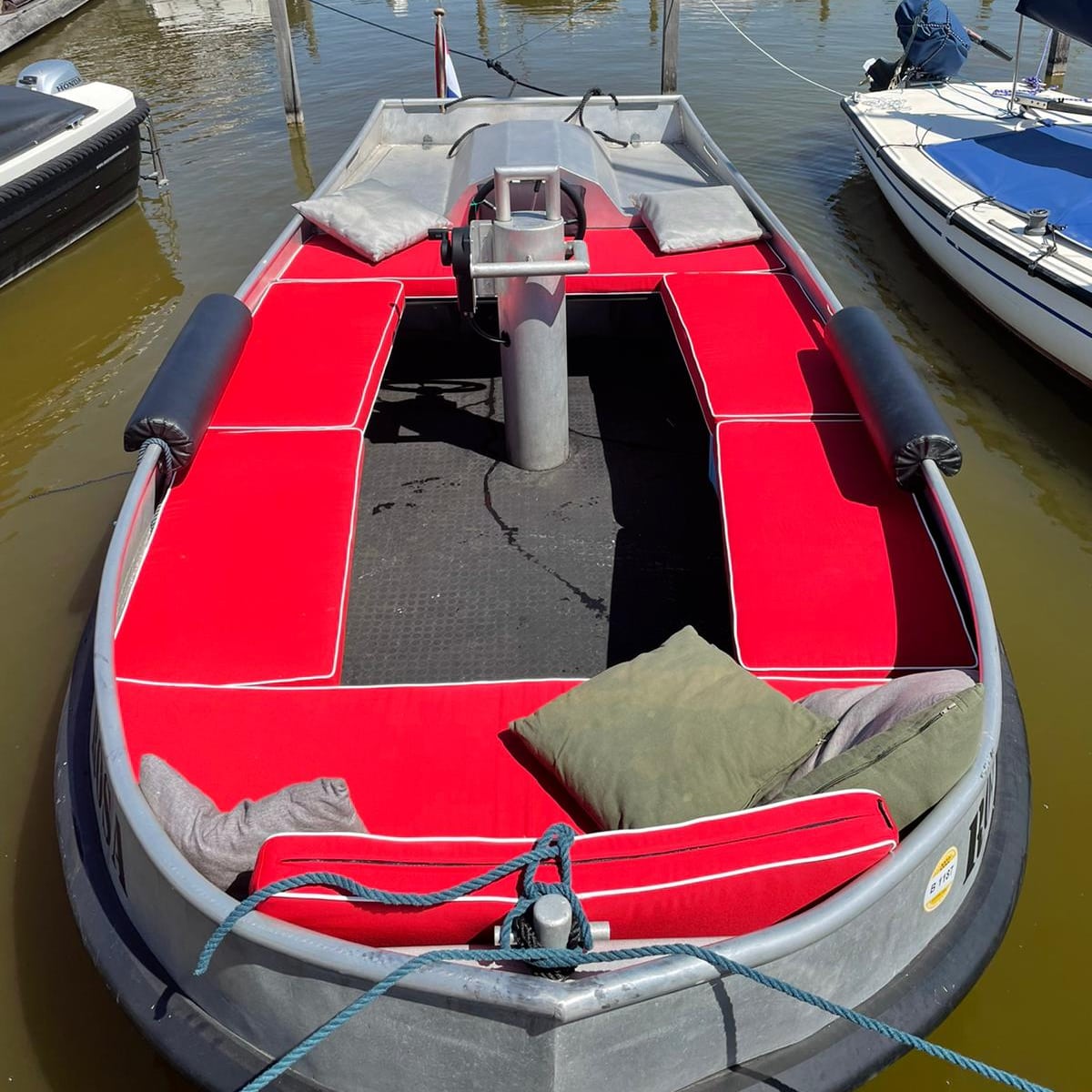 rode bootkussens met witte bies op een sloep